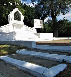 [P02] Monument ridicat în cinstea eroilor profesori, studenţi, elevi dela liceul  de la mănăstirea Dealu care s-au jertfit ăn primul război mondial » foto by Michi
 - 
<span class="allrVoted glyphicon glyphicon-heart hidden" id="av1384262"></span>
<a class="m-l-10 hidden" id="sv1384262" onclick="voting_Foto_DelVot(,1384262,19770)" role="button">șterge vot <span class="glyphicon glyphicon-remove"></span></a>
<a id="v91384262" class=" c-red"  onclick="voting_Foto_SetVot(1384262)" role="button"><span class="glyphicon glyphicon-heart-empty"></span> <b>LIKE</b> = Votează poza</a> <img class="hidden"  id="f1384262W9" src="/imagini/loader.gif" border="0" /><span class="AjErrMes hidden" id="e1384262ErM"></span>