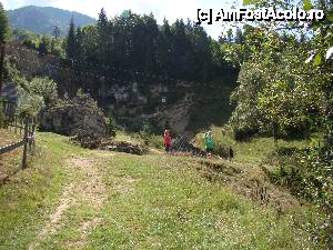 [P03] „Cascada Pişoaia” / În plan foarte îndepărtat este Muntele Struţul. Tot în stânga este peretele vertical al cascadei. Se văd câteva din pietrele mari a căror prezenţă pare nefirească.  » foto by Utube
 - 
<span class="allrVoted glyphicon glyphicon-heart hidden" id="av410634"></span>
<a class="m-l-10 hidden" id="sv410634" onclick="voting_Foto_DelVot(,410634,19774)" role="button">șterge vot <span class="glyphicon glyphicon-remove"></span></a>
<a id="v9410634" class=" c-red"  onclick="voting_Foto_SetVot(410634)" role="button"><span class="glyphicon glyphicon-heart-empty"></span> <b>LIKE</b> = Votează poza</a> <img class="hidden"  id="f410634W9" src="/imagini/loader.gif" border="0" /><span class="AjErrMes hidden" id="e410634ErM"></span>