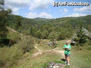 [P05] „Cascada Pişoaia” / În partea stângă, ascunsă de vegetaţie, curge Slatina iar pe dreapta se văd două pietre, poate 'fecioare împietrite', care completează nefiresc peisajul.  » foto by Utube
 - 
<span class="allrVoted glyphicon glyphicon-heart hidden" id="av410636"></span>
<a class="m-l-10 hidden" id="sv410636" onclick="voting_Foto_DelVot(,410636,19774)" role="button">șterge vot <span class="glyphicon glyphicon-remove"></span></a>
<a id="v9410636" class=" c-red"  onclick="voting_Foto_SetVot(410636)" role="button"><span class="glyphicon glyphicon-heart-empty"></span> <b>LIKE</b> = Votează poza</a> <img class="hidden"  id="f410636W9" src="/imagini/loader.gif" border="0" /><span class="AjErrMes hidden" id="e410636ErM"></span>