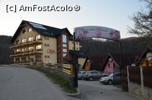 [P03] Hotelul. In partea dreapta se zaresc si vilele.  » foto by iulian68
 - 
<span class="allrVoted glyphicon glyphicon-heart hidden" id="av724383"></span>
<a class="m-l-10 hidden" id="sv724383" onclick="voting_Foto_DelVot(,724383,19864)" role="button">șterge vot <span class="glyphicon glyphicon-remove"></span></a>
<a id="v9724383" class=" c-red"  onclick="voting_Foto_SetVot(724383)" role="button"><span class="glyphicon glyphicon-heart-empty"></span> <b>LIKE</b> = Votează poza</a> <img class="hidden"  id="f724383W9" src="/imagini/loader.gif" border="0" /><span class="AjErrMes hidden" id="e724383ErM"></span>