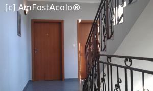 [P14] Hol de intrare la una din camerele vilei Happy Ring Guest Rooms din orașul Haskovo, Bulgaria.  » foto by traian.leuca †
 - 
<span class="allrVoted glyphicon glyphicon-heart hidden" id="av708187"></span>
<a class="m-l-10 hidden" id="sv708187" onclick="voting_Foto_DelVot(,708187,19875)" role="button">șterge vot <span class="glyphicon glyphicon-remove"></span></a>
<a id="v9708187" class=" c-red"  onclick="voting_Foto_SetVot(708187)" role="button"><span class="glyphicon glyphicon-heart-empty"></span> <b>LIKE</b> = Votează poza</a> <img class="hidden"  id="f708187W9" src="/imagini/loader.gif" border="0" /><span class="AjErrMes hidden" id="e708187ErM"></span>