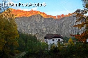 [P10] Zona intrarii in pestera Muierii » foto by ancutza26
 - 
<span class="allrVoted glyphicon glyphicon-heart hidden" id="av807677"></span>
<a class="m-l-10 hidden" id="sv807677" onclick="voting_Foto_DelVot(,807677,19888)" role="button">șterge vot <span class="glyphicon glyphicon-remove"></span></a>
<a id="v9807677" class=" c-red"  onclick="voting_Foto_SetVot(807677)" role="button"><span class="glyphicon glyphicon-heart-empty"></span> <b>LIKE</b> = Votează poza</a> <img class="hidden"  id="f807677W9" src="/imagini/loader.gif" border="0" /><span class="AjErrMes hidden" id="e807677ErM"></span>