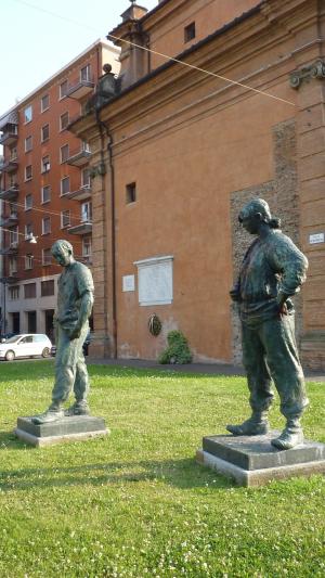 [P03] Statuile din piață care îi comemorează pe partizanii căzuți în luptă » foto by Carmen Ion <span class="label label-default labelC_thin small">NEVOTABILĂ</span>