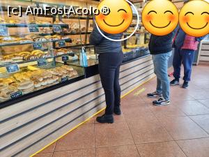 [P15] coada din interior (restul clientilor erau afara...) » foto by silvia tudoran
 - 
<span class="allrVoted glyphicon glyphicon-heart hidden" id="av1278762"></span>
<a class="m-l-10 hidden" id="sv1278762" onclick="voting_Foto_DelVot(,1278762,19965)" role="button">șterge vot <span class="glyphicon glyphicon-remove"></span></a>
<a id="v91278762" class=" c-red"  onclick="voting_Foto_SetVot(1278762)" role="button"><span class="glyphicon glyphicon-heart-empty"></span> <b>LIKE</b> = Votează poza</a> <img class="hidden"  id="f1278762W9" src="/imagini/loader.gif" border="0" /><span class="AjErrMes hidden" id="e1278762ErM"></span>
