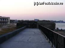 [P18] Eforie Sud - promenada sucombă brusc în zidul cazematei. Pe unde să o apuci? Poza este de acum doi ani, dar nu s-a schimbat nimic.  » foto by makuy*
 - 
<span class="allrVoted glyphicon glyphicon-heart hidden" id="av466856"></span>
<a class="m-l-10 hidden" id="sv466856" onclick="voting_Foto_DelVot(,466856,19965)" role="button">șterge vot <span class="glyphicon glyphicon-remove"></span></a>
<a id="v9466856" class=" c-red"  onclick="voting_Foto_SetVot(466856)" role="button"><span class="glyphicon glyphicon-heart-empty"></span> <b>LIKE</b> = Votează poza</a> <img class="hidden"  id="f466856W9" src="/imagini/loader.gif" border="0" /><span class="AjErrMes hidden" id="e466856ErM"></span>