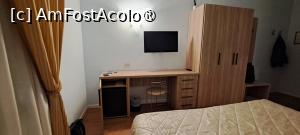 [P11] Hotel Re Enzo, privind dinspre pat către birou și dulapul de haine » foto by irinad
 - 
<span class="allrVoted glyphicon glyphicon-heart hidden" id="av1519896"></span>
<a class="m-l-10 hidden" id="sv1519896" onclick="voting_Foto_DelVot(,1519896,19987)" role="button">șterge vot <span class="glyphicon glyphicon-remove"></span></a>
<a id="v91519896" class=" c-red"  onclick="voting_Foto_SetVot(1519896)" role="button"><span class="glyphicon glyphicon-heart-empty"></span> <b>LIKE</b> = Votează poza</a> <img class="hidden"  id="f1519896W9" src="/imagini/loader.gif" border="0" /><span class="AjErrMes hidden" id="e1519896ErM"></span>