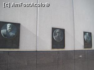 [P19] Gloriile echipei Browns au galeria lor sculptata in bronz la intrarea in stadion.  » foto by senateo
 - 
<span class="allrVoted glyphicon glyphicon-heart hidden" id="av722438"></span>
<a class="m-l-10 hidden" id="sv722438" onclick="voting_Foto_DelVot(,722438,20060)" role="button">șterge vot <span class="glyphicon glyphicon-remove"></span></a>
<a id="v9722438" class=" c-red"  onclick="voting_Foto_SetVot(722438)" role="button"><span class="glyphicon glyphicon-heart-empty"></span> <b>LIKE</b> = Votează poza</a> <img class="hidden"  id="f722438W9" src="/imagini/loader.gif" border="0" /><span class="AjErrMes hidden" id="e722438ErM"></span>