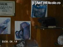 [P22] Vitrină în care este expus un frumos exemplar de turmalină neagră din Madagascar. Turmalina este un silicat complex de aluminiu şi bor. » foto by Costi
 - 
<span class="allrVoted glyphicon glyphicon-heart hidden" id="av37858"></span>
<a class="m-l-10 hidden" id="sv37858" onclick="voting_Foto_DelVot(,37858,20092)" role="button">șterge vot <span class="glyphicon glyphicon-remove"></span></a>
<a id="v937858" class=" c-red"  onclick="voting_Foto_SetVot(37858)" role="button"><span class="glyphicon glyphicon-heart-empty"></span> <b>LIKE</b> = Votează poza</a> <img class="hidden"  id="f37858W9" src="/imagini/loader.gif" border="0" /><span class="AjErrMes hidden" id="e37858ErM"></span>