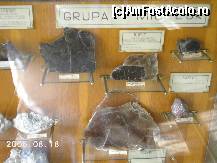 [P23] Vitrină cu diferite forme de mică, din care se remarcă cele negre (biotit, care are în compoziţie şi fier). » foto by Costi
 - 
<span class="allrVoted glyphicon glyphicon-heart hidden" id="av37859"></span>
<a class="m-l-10 hidden" id="sv37859" onclick="voting_Foto_DelVot(,37859,20092)" role="button">șterge vot <span class="glyphicon glyphicon-remove"></span></a>
<a id="v937859" class=" c-red"  onclick="voting_Foto_SetVot(37859)" role="button"><span class="glyphicon glyphicon-heart-empty"></span> <b>LIKE</b> = Votează poza</a> <img class="hidden"  id="f37859W9" src="/imagini/loader.gif" border="0" /><span class="AjErrMes hidden" id="e37859ErM"></span>