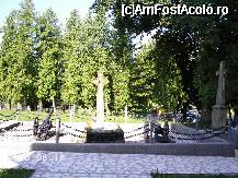 [P03] Mormântul lui Avram Iancu, din faţa bisericii de la Ţebea » foto by Costi
 - 
<span class="allrVoted glyphicon glyphicon-heart hidden" id="av37954"></span>
<a class="m-l-10 hidden" id="sv37954" onclick="voting_Foto_DelVot(,37954,20095)" role="button">șterge vot <span class="glyphicon glyphicon-remove"></span></a>
<a id="v937954" class=" c-red"  onclick="voting_Foto_SetVot(37954)" role="button"><span class="glyphicon glyphicon-heart-empty"></span> <b>LIKE</b> = Votează poza</a> <img class="hidden"  id="f37954W9" src="/imagini/loader.gif" border="0" /><span class="AjErrMes hidden" id="e37954ErM"></span>