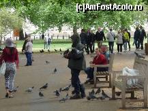 [P49] St. James's Park - omul cu porumbei. Mi-a amintit de cântecul din filmul 'Marry Poppins', 'Feed the birds' (<i>tuppence, tuppence, a bag</i>... ) deşi ăla era cu o tanti mai în vârstă. » foto by Dragoș_MD
 - 
<span class="allrVoted glyphicon glyphicon-heart hidden" id="av207941"></span>
<a class="m-l-10 hidden" id="sv207941" onclick="voting_Foto_DelVot(,207941,20168)" role="button">șterge vot <span class="glyphicon glyphicon-remove"></span></a>
<a id="v9207941" class=" c-red"  onclick="voting_Foto_SetVot(207941)" role="button"><span class="glyphicon glyphicon-heart-empty"></span> <b>LIKE</b> = Votează poza</a> <img class="hidden"  id="f207941W9" src="/imagini/loader.gif" border="0" /><span class="AjErrMes hidden" id="e207941ErM"></span>