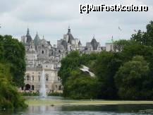 [P52] St. James's Park, muzeul gărzilor călare, vis-a-vis de palat. » foto by Dragoș_MD
 - 
<span class="allrVoted glyphicon glyphicon-heart hidden" id="av207948"></span>
<a class="m-l-10 hidden" id="sv207948" onclick="voting_Foto_DelVot(,207948,20168)" role="button">șterge vot <span class="glyphicon glyphicon-remove"></span></a>
<a id="v9207948" class=" c-red"  onclick="voting_Foto_SetVot(207948)" role="button"><span class="glyphicon glyphicon-heart-empty"></span> <b>LIKE</b> = Votează poza</a> <img class="hidden"  id="f207948W9" src="/imagini/loader.gif" border="0" /><span class="AjErrMes hidden" id="e207948ErM"></span>