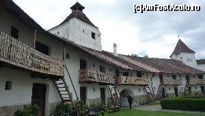 [P01] Biserica fortificata Harman- curtea interioara » foto by Gabi Georgeta
 - 
<span class="allrVoted glyphicon glyphicon-heart hidden" id="av516092"></span>
<a class="m-l-10 hidden" id="sv516092" onclick="voting_Foto_DelVot(,516092,20177)" role="button">șterge vot <span class="glyphicon glyphicon-remove"></span></a>
<a id="v9516092" class=" c-red"  onclick="voting_Foto_SetVot(516092)" role="button"><span class="glyphicon glyphicon-heart-empty"></span> <b>LIKE</b> = Votează poza</a> <img class="hidden"  id="f516092W9" src="/imagini/loader.gif" border="0" /><span class="AjErrMes hidden" id="e516092ErM"></span>