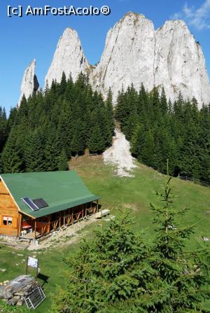 [P26] Piatra Singuratică şi cabana omonimă » foto by Lucien
 - 
<span class="allrVoted glyphicon glyphicon-heart hidden" id="av780011"></span>
<a class="m-l-10 hidden" id="sv780011" onclick="voting_Foto_DelVot(,780011,20181)" role="button">șterge vot <span class="glyphicon glyphicon-remove"></span></a>
<a id="v9780011" class=" c-red"  onclick="voting_Foto_SetVot(780011)" role="button"><span class="glyphicon glyphicon-heart-empty"></span> <b>LIKE</b> = Votează poza</a> <img class="hidden"  id="f780011W9" src="/imagini/loader.gif" border="0" /><span class="AjErrMes hidden" id="e780011ErM"></span>