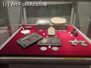 [P33] Din expozitia Falsuri monetare.  » foto by elviramvio
 - 
<span class="allrVoted glyphicon glyphicon-heart hidden" id="av712857"></span>
<a class="m-l-10 hidden" id="sv712857" onclick="voting_Foto_DelVot(,712857,20189)" role="button">șterge vot <span class="glyphicon glyphicon-remove"></span></a>
<a id="v9712857" class=" c-red"  onclick="voting_Foto_SetVot(712857)" role="button"><span class="glyphicon glyphicon-heart-empty"></span> <b>LIKE</b> = Votează poza</a> <img class="hidden"  id="f712857W9" src="/imagini/loader.gif" border="0" /><span class="AjErrMes hidden" id="e712857ErM"></span>