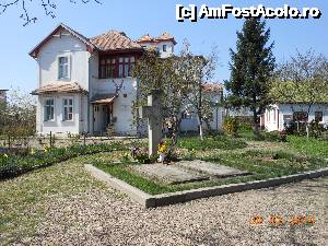 [P04] Casa Memorială Tudor Arghezi - Intrarea principală şi mormintele soţilor Arghezi.  » foto by iulianic
 - 
<span class="allrVoted glyphicon glyphicon-heart hidden" id="av502547"></span>
<a class="m-l-10 hidden" id="sv502547" onclick="voting_Foto_DelVot(,502547,20190)" role="button">șterge vot <span class="glyphicon glyphicon-remove"></span></a>
<a id="v9502547" class=" c-red"  onclick="voting_Foto_SetVot(502547)" role="button"><span class="glyphicon glyphicon-heart-empty"></span> <b>LIKE</b> = Votează poza</a> <img class="hidden"  id="f502547W9" src="/imagini/loader.gif" border="0" /><span class="AjErrMes hidden" id="e502547ErM"></span>