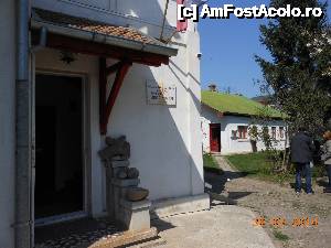 [P08] Casa Memorială Tudor Arghezi - Intrarea principală, iar în dreapta anexa unde era tipografia.  » foto by iulianic
 - 
<span class="allrVoted glyphicon glyphicon-heart hidden" id="av502551"></span>
<a class="m-l-10 hidden" id="sv502551" onclick="voting_Foto_DelVot(,502551,20190)" role="button">șterge vot <span class="glyphicon glyphicon-remove"></span></a>
<a id="v9502551" class=" c-red"  onclick="voting_Foto_SetVot(502551)" role="button"><span class="glyphicon glyphicon-heart-empty"></span> <b>LIKE</b> = Votează poza</a> <img class="hidden"  id="f502551W9" src="/imagini/loader.gif" border="0" /><span class="AjErrMes hidden" id="e502551ErM"></span>
