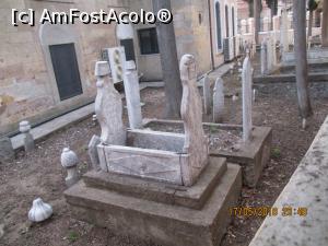 [P27] O parte din micul cimitir turcesc, in centru.  » foto by elviramvio
 - 
<span class="allrVoted glyphicon glyphicon-heart hidden" id="av978530"></span>
<a class="m-l-10 hidden" id="sv978530" onclick="voting_Foto_DelVot(,978530,20250)" role="button">șterge vot <span class="glyphicon glyphicon-remove"></span></a>
<a id="v9978530" class=" c-red"  onclick="voting_Foto_SetVot(978530)" role="button"><span class="glyphicon glyphicon-heart-empty"></span> <b>LIKE</b> = Votează poza</a> <img class="hidden"  id="f978530W9" src="/imagini/loader.gif" border="0" /><span class="AjErrMes hidden" id="e978530ErM"></span>