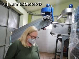 [P04] Doamna Niki la prezentarea fabricii » foto by diana2015
 - 
<span class="allrVoted glyphicon glyphicon-heart hidden" id="av1298224"></span>
<a class="m-l-10 hidden" id="sv1298224" onclick="voting_Foto_DelVot(,1298224,20251)" role="button">șterge vot <span class="glyphicon glyphicon-remove"></span></a>
<a id="v91298224" class=" c-red"  onclick="voting_Foto_SetVot(1298224)" role="button"><span class="glyphicon glyphicon-heart-empty"></span> <b>LIKE</b> = Votează poza</a> <img class="hidden"  id="f1298224W9" src="/imagini/loader.gif" border="0" /><span class="AjErrMes hidden" id="e1298224ErM"></span>