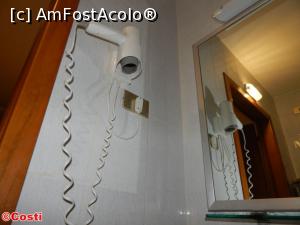 [P16] Baia este echipată și cu un uscător de păr.  » foto by Costi
 - 
<span class="allrVoted glyphicon glyphicon-heart hidden" id="av739615"></span>
<a class="m-l-10 hidden" id="sv739615" onclick="voting_Foto_DelVot(,739615,20298)" role="button">șterge vot <span class="glyphicon glyphicon-remove"></span></a>
<a id="v9739615" class=" c-red"  onclick="voting_Foto_SetVot(739615)" role="button"><span class="glyphicon glyphicon-heart-empty"></span> <b>LIKE</b> = Votează poza</a> <img class="hidden"  id="f739615W9" src="/imagini/loader.gif" border="0" /><span class="AjErrMes hidden" id="e739615ErM"></span>