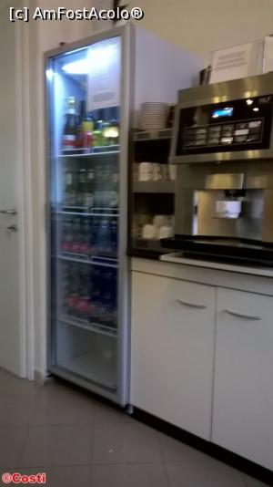 [P18] In sala pentru micul dejun se găsește și o vitrină frigorifică cu băuturi contra cost, alături de dozatorul de cafea.  » foto by Costi
 - 
<span class="allrVoted glyphicon glyphicon-heart hidden" id="av739617"></span>
<a class="m-l-10 hidden" id="sv739617" onclick="voting_Foto_DelVot(,739617,20298)" role="button">șterge vot <span class="glyphicon glyphicon-remove"></span></a>
<a id="v9739617" class=" c-red"  onclick="voting_Foto_SetVot(739617)" role="button"><span class="glyphicon glyphicon-heart-empty"></span> <b>LIKE</b> = Votează poza</a> <img class="hidden"  id="f739617W9" src="/imagini/loader.gif" border="0" /><span class="AjErrMes hidden" id="e739617ErM"></span>