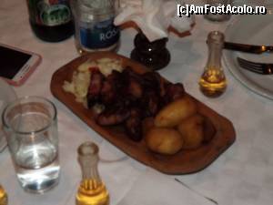 [P39] Restaurantul Sokače, Novy Sad - ficățeii în bacon, cu cartofi copți și salată de ceapă.  » foto by Dragoș_MD
 - 
<span class="allrVoted glyphicon glyphicon-heart hidden" id="av613765"></span>
<a class="m-l-10 hidden" id="sv613765" onclick="voting_Foto_DelVot(,613765,20355)" role="button">șterge vot <span class="glyphicon glyphicon-remove"></span></a>
<a id="v9613765" class=" c-red"  onclick="voting_Foto_SetVot(613765)" role="button"><span class="glyphicon glyphicon-heart-empty"></span> <b>LIKE</b> = Votează poza</a> <img class="hidden"  id="f613765W9" src="/imagini/loader.gif" border="0" /><span class="AjErrMes hidden" id="e613765ErM"></span>