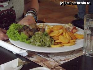 [P83] Boss Caffe, Subotica - descrierea lor: 'TURKEY FILLET - au gratin baked turkey fillet with tomato and bacon, served with slices of potatoes, sauteed mushrooms, tagliatelle in a white wine sauce and home made bun » foto by Dragoș_MD
 - 
<span class="allrVoted glyphicon glyphicon-heart hidden" id="av613876"></span>
<a class="m-l-10 hidden" id="sv613876" onclick="voting_Foto_DelVot(,613876,20355)" role="button">șterge vot <span class="glyphicon glyphicon-remove"></span></a>
<a id="v9613876" class=" c-red"  onclick="voting_Foto_SetVot(613876)" role="button"><span class="glyphicon glyphicon-heart-empty"></span> <b>LIKE</b> = Votează poza</a> <img class="hidden"  id="f613876W9" src="/imagini/loader.gif" border="0" /><span class="AjErrMes hidden" id="e613876ErM"></span>