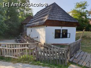 [P10] <strong>Moara si valtoarea</strong> este un complex alcatuit din casa morii, moara de apa si valtoarea. Casa morii este adusa din Negresti si adaposteste moara si piua, compusa din tinda, moara si casa morarului, acoperita cu sindrila. » foto by geani anto
 - 
<span class="allrVoted glyphicon glyphicon-heart hidden" id="av1204046"></span>
<a class="m-l-10 hidden" id="sv1204046" onclick="voting_Foto_DelVot(,1204046,20391)" role="button">șterge vot <span class="glyphicon glyphicon-remove"></span></a>
<a id="v91204046" class=" c-red"  onclick="voting_Foto_SetVot(1204046)" role="button"><span class="glyphicon glyphicon-heart-empty"></span> <b>LIKE</b> = Votează poza</a> <img class="hidden"  id="f1204046W9" src="/imagini/loader.gif" border="0" /><span class="AjErrMes hidden" id="e1204046ErM"></span>