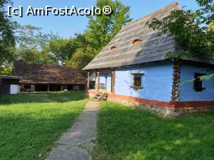 [P02] <strong>Casa</strong> <strong>din Moiseni, </strong>ce cuprinde, pe langa casa tricelulara, cotetul pentru pasari, adapostul pentru car, lemne si cotetul pentru porci. » foto by geani anto
 - 
<span class="allrVoted glyphicon glyphicon-heart hidden" id="av1204038"></span>
<a class="m-l-10 hidden" id="sv1204038" onclick="voting_Foto_DelVot(,1204038,20391)" role="button">șterge vot <span class="glyphicon glyphicon-remove"></span></a>
<a id="v91204038" class=" c-red"  onclick="voting_Foto_SetVot(1204038)" role="button"><span class="glyphicon glyphicon-heart-empty"></span> <b>LIKE</b> = Votează poza</a> <img class="hidden"  id="f1204038W9" src="/imagini/loader.gif" border="0" /><span class="AjErrMes hidden" id="e1204038ErM"></span>