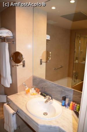 [P21] Hotel Paseo del Arte - baia (chestiile din dreapta chiuvetei sunt personale, nu le oferă ei!)  » foto by Dragoș_MD
 - 
<span class="allrVoted glyphicon glyphicon-heart hidden" id="av749615"></span>
<a class="m-l-10 hidden" id="sv749615" onclick="voting_Foto_DelVot(,749615,20398)" role="button">șterge vot <span class="glyphicon glyphicon-remove"></span></a>
<a id="v9749615" class=" c-red"  onclick="voting_Foto_SetVot(749615)" role="button"><span class="glyphicon glyphicon-heart-empty"></span> <b>LIKE</b> = Votează poza</a> <img class="hidden"  id="f749615W9" src="/imagini/loader.gif" border="0" /><span class="AjErrMes hidden" id="e749615ErM"></span>