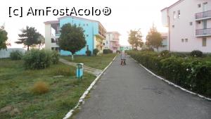 [P07] vopsite si doar atat, pe exterior. pe aici trece drumul spre plaja. 
nu am poze cu unitatea de cazare, in care sa nu existe persoane - in consecinta nu incarc in acesta descriere » foto by Miau-Miau*
 - 
<span class="allrVoted glyphicon glyphicon-heart hidden" id="av752801"></span>
<a class="m-l-10 hidden" id="sv752801" onclick="voting_Foto_DelVot(,752801,20439)" role="button">șterge vot <span class="glyphicon glyphicon-remove"></span></a>
<a id="v9752801" class=" c-red"  onclick="voting_Foto_SetVot(752801)" role="button"><span class="glyphicon glyphicon-heart-empty"></span> <b>LIKE</b> = Votează poza</a> <img class="hidden"  id="f752801W9" src="/imagini/loader.gif" border="0" /><span class="AjErrMes hidden" id="e752801ErM"></span>
