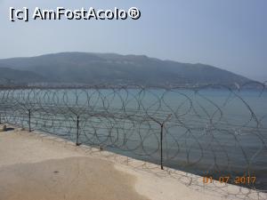 [P06] Vlorë - În port, totul este protejat cu sârmă ghimpată.  » foto by iulianic
 - 
<span class="allrVoted glyphicon glyphicon-heart hidden" id="av888827"></span>
<a class="m-l-10 hidden" id="sv888827" onclick="voting_Foto_DelVot(,888827,20606)" role="button">șterge vot <span class="glyphicon glyphicon-remove"></span></a>
<a id="v9888827" class=" c-red"  onclick="voting_Foto_SetVot(888827)" role="button"><span class="glyphicon glyphicon-heart-empty"></span> <b>LIKE</b> = Votează poza</a> <img class="hidden"  id="f888827W9" src="/imagini/loader.gif" border="0" /><span class="AjErrMes hidden" id="e888827ErM"></span>