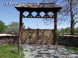 [P07] Gradina Snagov. Poarta de lemn. » foto by Floria
 - 
<span class="allrVoted glyphicon glyphicon-heart hidden" id="av1483436"></span>
<a class="m-l-10 hidden" id="sv1483436" onclick="voting_Foto_DelVot(,1483436,20727)" role="button">șterge vot <span class="glyphicon glyphicon-remove"></span></a>
<a id="v91483436" class=" c-red"  onclick="voting_Foto_SetVot(1483436)" role="button"><span class="glyphicon glyphicon-heart-empty"></span> <b>LIKE</b> = Votează poza</a> <img class="hidden"  id="f1483436W9" src="/imagini/loader.gif" border="0" /><span class="AjErrMes hidden" id="e1483436ErM"></span>