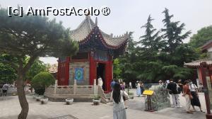 [P12] Am patruns in prima curte interioara, unde se afla un pavilion hexagonal inalt ce protejeaza o piatra funerara imperiala din marmura alba, originala, 'Stela Templului Guangren ridicata sub Ordinul Imperial', impodobita cu sculpturi deosebite, ce a fost odata pierduta si deteriorata, gasita apoi in timpul unui proiect de constructie. » foto by geani anto
 - 
<span class="allrVoted glyphicon glyphicon-heart hidden" id="av1496609"></span>
<a class="m-l-10 hidden" id="sv1496609" onclick="voting_Foto_DelVot(,1496609,20766)" role="button">șterge vot <span class="glyphicon glyphicon-remove"></span></a>
<a id="v91496609" class=" c-red"  onclick="voting_Foto_SetVot(1496609)" role="button"><span class="glyphicon glyphicon-heart-empty"></span> <b>LIKE</b> = Votează poza</a> <img class="hidden"  id="f1496609W9" src="/imagini/loader.gif" border="0" /><span class="AjErrMes hidden" id="e1496609ErM"></span>