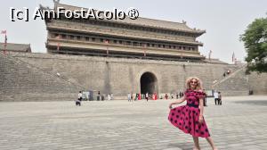 [P02] Zona din interiorul zidului orasului este numita in mod obisnuit centrul vechi sau Orasul antic.
Exista patru porți principale: Poarta Changle (Poarta Est), Poarta Yongning (Poarta Sud), Poarta Anding (Poarta Vest) si Poarta Anyuan (Poarta Nord), care au fost parte initiala a zidului orasului antic. De-a lungul anilor, pentru a facilita accesul la Orasul antic, au fost deschise porti suplimentare, ajungand la un numar total de 18, insa intrarea principala pentru urcarea pe zid este Poarta de Sud, fiind si cea mai frumos decorata. » foto by geani anto
 - 
<span class="allrVoted glyphicon glyphicon-heart hidden" id="av1496599"></span>
<a class="m-l-10 hidden" id="sv1496599" onclick="voting_Foto_DelVot(,1496599,20766)" role="button">șterge vot <span class="glyphicon glyphicon-remove"></span></a>
<a id="v91496599" class=" c-red"  onclick="voting_Foto_SetVot(1496599)" role="button"><span class="glyphicon glyphicon-heart-empty"></span> <b>LIKE</b> = Votează poza</a> <img class="hidden"  id="f1496599W9" src="/imagini/loader.gif" border="0" /><span class="AjErrMes hidden" id="e1496599ErM"></span>