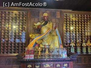 [P30] Sala Guang Di consacra zeitatea care pazeste si ocroteste templul. O vitrina din mahon gazduieste manuscrisul original al ,,Stelei Templului Ordinului Imperial Daren” a imparatului Kangxi. Rafturile de pe perete expun 500 de sigilii de arhat, fiecare imagine sculptata pe sigilii fiind unica, in prezent fiind inaintata o cerere pentru certificarea Guiness World Records. » foto by geani anto
 - 
<span class="allrVoted glyphicon glyphicon-heart hidden" id="av1496627"></span>
<a class="m-l-10 hidden" id="sv1496627" onclick="voting_Foto_DelVot(,1496627,20766)" role="button">șterge vot <span class="glyphicon glyphicon-remove"></span></a>
<a id="v91496627" class=" c-red"  onclick="voting_Foto_SetVot(1496627)" role="button"><span class="glyphicon glyphicon-heart-empty"></span> <b>LIKE</b> = Votează poza</a> <img class="hidden"  id="f1496627W9" src="/imagini/loader.gif" border="0" /><span class="AjErrMes hidden" id="e1496627ErM"></span>