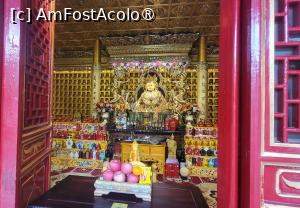 [P34] Zeul Galben al Bogatiei este responsabil de casa comorii si are puterea de a elibera oamenii din saracie si dezastre. Acestuia ii este dedicat un templu, cu sculpturi si ornamente frumoase, care adaposteste 1000 de statui din bronz ale Zeului Galben al Bogatiei, primul templu de acest tip din China. » foto by geani anto
 - 
<span class="allrVoted glyphicon glyphicon-heart hidden" id="av1496631"></span>
<a class="m-l-10 hidden" id="sv1496631" onclick="voting_Foto_DelVot(,1496631,20766)" role="button">șterge vot <span class="glyphicon glyphicon-remove"></span></a>
<a id="v91496631" class=" c-red"  onclick="voting_Foto_SetVot(1496631)" role="button"><span class="glyphicon glyphicon-heart-empty"></span> <b>LIKE</b> = Votează poza</a> <img class="hidden"  id="f1496631W9" src="/imagini/loader.gif" border="0" /><span class="AjErrMes hidden" id="e1496631ErM"></span>