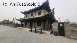 [P08] Turn de observare, cladire cu 2 etaje si acoperis in doua ape, in stilul traditional chinezesc, folosit pentru a apara si a depozita provizii si echipamente in timpul razboiului, precum si pentru ca garda sa observe ceea ce intampla in afara orasului. In Dinastia Ming, existau un total de 98 de platforme de observare, care in vremuri de pace serveau ca adaposturi impotriva vantului si ploilor pentru patrule. » foto by geani anto
 - 
<span class="allrVoted glyphicon glyphicon-heart hidden" id="av1496605"></span>
<a class="m-l-10 hidden" id="sv1496605" onclick="voting_Foto_DelVot(,1496605,20766)" role="button">șterge vot <span class="glyphicon glyphicon-remove"></span></a>
<a id="v91496605" class=" c-red"  onclick="voting_Foto_SetVot(1496605)" role="button"><span class="glyphicon glyphicon-heart-empty"></span> <b>LIKE</b> = Votează poza</a> <img class="hidden"  id="f1496605W9" src="/imagini/loader.gif" border="0" /><span class="AjErrMes hidden" id="e1496605ErM"></span>
