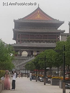 [P12] Turnul Tobelor, construit in dinastia Ming este o structura mixta din lemn si caramida, o combinatie a stilurilor dinastiei Tang si Qing, cu o inaltime de aproape 35 metri, care a suferit numeroase reparatii incepand cu anul 1949. Caracteristica acestuia este aceea ca nu s-au folosit cuie de fier nicaieri, astazi fiind folosit ca muzeu care expune colectii de diferite tobe si relicve culturale. » foto by geani anto
 - 
<span class="allrVoted glyphicon glyphicon-heart hidden" id="av1497553"></span>
<a class="m-l-10 hidden" id="sv1497553" onclick="voting_Foto_DelVot(,1497553,20766)" role="button">șterge vot <span class="glyphicon glyphicon-remove"></span></a>
<a id="v91497553" class=" c-red"  onclick="voting_Foto_SetVot(1497553)" role="button"><span class="glyphicon glyphicon-heart-empty"></span> <b>LIKE</b> = Votează poza</a> <img class="hidden"  id="f1497553W9" src="/imagini/loader.gif" border="0" /><span class="AjErrMes hidden" id="e1497553ErM"></span>