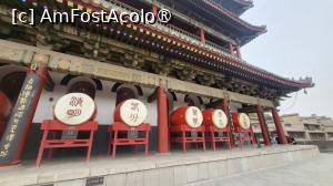 [P15] La etaj, in exterior sunt expuse 24 de tobe in partea de nord si de sud a turnului, ce au caractere traditionale chinezesti scrise pe ele, care reprezintă cei 24 de termeni solari, un fel de calendar meteorologic creat de anticii chinezi pentru a ghida productia agricola. » foto by geani anto
 - 
<span class="allrVoted glyphicon glyphicon-heart hidden" id="av1497556"></span>
<a class="m-l-10 hidden" id="sv1497556" onclick="voting_Foto_DelVot(,1497556,20766)" role="button">șterge vot <span class="glyphicon glyphicon-remove"></span></a>
<a id="v91497556" class=" c-red"  onclick="voting_Foto_SetVot(1497556)" role="button"><span class="glyphicon glyphicon-heart-empty"></span> <b>LIKE</b> = Votează poza</a> <img class="hidden"  id="f1497556W9" src="/imagini/loader.gif" border="0" /><span class="AjErrMes hidden" id="e1497556ErM"></span>