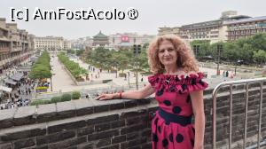 [P25] Din turn se poate admira Bell Tower, turnul geaman, aflat la circa 200 m, a carui legenda spune, in dinastia Tang, un sarpe urias aflat sub pamant provoca cutremurele din Xi'an. Pentru a expulza sarpele, oamenii au construit Turnul clopotnita, iar de fiecare data cand suna clopotul, se credea ca nenorocirile sunt alungate. » foto by geani anto
 - 
<span class="allrVoted glyphicon glyphicon-heart hidden" id="av1497566"></span>
<a class="m-l-10 hidden" id="sv1497566" onclick="voting_Foto_DelVot(,1497566,20766)" role="button">șterge vot <span class="glyphicon glyphicon-remove"></span></a>
<a id="v91497566" class=" c-red"  onclick="voting_Foto_SetVot(1497566)" role="button"><span class="glyphicon glyphicon-heart-empty"></span> <b>LIKE</b> = Votează poza</a> <img class="hidden"  id="f1497566W9" src="/imagini/loader.gif" border="0" /><span class="AjErrMes hidden" id="e1497566ErM"></span>