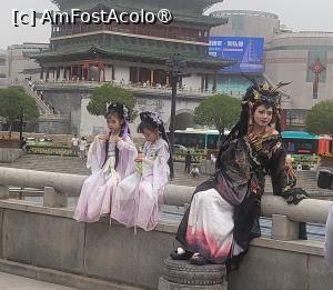 [P28] Fiind cel mai mare si bine conservat turn antic din China, a devenit un loc emblematic al orasului Xi'an, indragit de fetele care vin aici pentru a se fotografia imbracate in costumul traditional chinez, Hanfu. » foto by geani anto
 - 
<span class="allrVoted glyphicon glyphicon-heart hidden" id="av1497569"></span>
<a class="m-l-10 hidden" id="sv1497569" onclick="voting_Foto_DelVot(,1497569,20766)" role="button">șterge vot <span class="glyphicon glyphicon-remove"></span></a>
<a id="v91497569" class=" c-red"  onclick="voting_Foto_SetVot(1497569)" role="button"><span class="glyphicon glyphicon-heart-empty"></span> <b>LIKE</b> = Votează poza</a> <img class="hidden"  id="f1497569W9" src="/imagini/loader.gif" border="0" /><span class="AjErrMes hidden" id="e1497569ErM"></span>