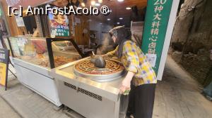 [P03] Piata musulmana de mancare si suveniruri, Beiyuanmen, este pavata cu piatra de culoare inchisa, iar copacii ofera umbra cladirilor modelate atat pe stilul dinastiei Ming cat si al dinastiei Qing, unele fiind restaurante, altele, magazine, cu proprietari musulmani. Toti musulmanii de aici sunt adeptii islamului, formand o comunitate strans unita, care isi mentine propria cultura si traditiile. » foto by geani anto
 - 
<span class="allrVoted glyphicon glyphicon-heart hidden" id="av1497544"></span>
<a class="m-l-10 hidden" id="sv1497544" onclick="voting_Foto_DelVot(,1497544,20766)" role="button">șterge vot <span class="glyphicon glyphicon-remove"></span></a>
<a id="v91497544" class=" c-red"  onclick="voting_Foto_SetVot(1497544)" role="button"><span class="glyphicon glyphicon-heart-empty"></span> <b>LIKE</b> = Votează poza</a> <img class="hidden"  id="f1497544W9" src="/imagini/loader.gif" border="0" /><span class="AjErrMes hidden" id="e1497544ErM"></span>