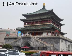 [P32] Cu exceptia bazei, toate piesele sunt originale, iar istoria ne spune ca relocarea a fost realizata rapid si ieftin, devenind o realizare cu adevarat notabila in istoria arhitecturii din China.
Pe fiecare parte a bazei, exista cate o poarta arcuita de 6 metri inaltime, care permitea trecerea vehiculelor pe dedesubt, dar pe masura ce orasul s-a dezvoltat, volumul de trafic a devenit prea mare, astfel ca pe sub turn s-a construit o linie de metrou. » foto by geani anto
 - 
<span class="allrVoted glyphicon glyphicon-heart hidden" id="av1497573"></span>
<a class="m-l-10 hidden" id="sv1497573" onclick="voting_Foto_DelVot(,1497573,20766)" role="button">șterge vot <span class="glyphicon glyphicon-remove"></span></a>
<a id="v91497573" class=" c-red"  onclick="voting_Foto_SetVot(1497573)" role="button"><span class="glyphicon glyphicon-heart-empty"></span> <b>LIKE</b> = Votează poza</a> <img class="hidden"  id="f1497573W9" src="/imagini/loader.gif" border="0" /><span class="AjErrMes hidden" id="e1497573ErM"></span>