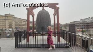 [P34] Initial, intr-un colt al turnului se afla faimosul clopot Jingyun din dinastia Tang. Clopotul original cu inscriptia imparatului a fost mutat pentru conservare, in locul lui fiind turnat si amplasat unul mai mic, cantarind doar 5 tone. » foto by geani anto
 - 
<span class="allrVoted glyphicon glyphicon-heart hidden" id="av1497575"></span>
<a class="m-l-10 hidden" id="sv1497575" onclick="voting_Foto_DelVot(,1497575,20766)" role="button">șterge vot <span class="glyphicon glyphicon-remove"></span></a>
<a id="v91497575" class=" c-red"  onclick="voting_Foto_SetVot(1497575)" role="button"><span class="glyphicon glyphicon-heart-empty"></span> <b>LIKE</b> = Votează poza</a> <img class="hidden"  id="f1497575W9" src="/imagini/loader.gif" border="0" /><span class="AjErrMes hidden" id="e1497575ErM"></span>