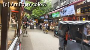 [P05] Orasul fiind punctul de plecare al vechiului Drum al Matasii, acum 1.000 de ani, o serie de negustori si studenti din tarile arabe si din Persia s-au stabilit pe actuala strada musulmana si au fost numiti de localnici, poporul Hui. Generatii la rand, descendenti ai Hui, s-au inmultit, ajungand astazi la peste 60.000 locuitori. » foto by geani anto
 - 
<span class="allrVoted glyphicon glyphicon-heart hidden" id="av1497546"></span>
<a class="m-l-10 hidden" id="sv1497546" onclick="voting_Foto_DelVot(,1497546,20766)" role="button">șterge vot <span class="glyphicon glyphicon-remove"></span></a>
<a id="v91497546" class=" c-red"  onclick="voting_Foto_SetVot(1497546)" role="button"><span class="glyphicon glyphicon-heart-empty"></span> <b>LIKE</b> = Votează poza</a> <img class="hidden"  id="f1497546W9" src="/imagini/loader.gif" border="0" /><span class="AjErrMes hidden" id="e1497546ErM"></span>