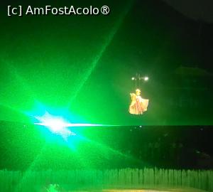 [P02] Pe locul intai pe lista spectacolelor de top se afla drama istorica ,,The song of Everlasting Sorrow”, o productie care integreaza perfect cultura traditionala chinezeasca cu peisajele, grandoarea dinastiei si arhitectura palatului Huaqing. Bazat pe lungul poem narativ ,,Cantecul tristetii vesnice”, acest spectacol are loc chiar in cadrul in care s-au desfasurat actiunile care l-au inspirat pe poetul Bai Juyi. » foto by geani anto
 - 
<span class="allrVoted glyphicon glyphicon-heart hidden" id="av1498175"></span>
<a class="m-l-10 hidden" id="sv1498175" onclick="voting_Foto_DelVot(,1498175,20766)" role="button">șterge vot <span class="glyphicon glyphicon-remove"></span></a>
<a id="v91498175" class=" c-red"  onclick="voting_Foto_SetVot(1498175)" role="button"><span class="glyphicon glyphicon-heart-empty"></span> <b>LIKE</b> = Votează poza</a> <img class="hidden"  id="f1498175W9" src="/imagini/loader.gif" border="0" /><span class="AjErrMes hidden" id="e1498175ErM"></span>