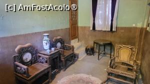 [P13] In dimineata zilei de 12 decembrie 1936, cand Chiang Kai Shek se afla in Cladirea cu 5 camere, generalii au ordonat eliminarea garzile de corp ale lui Chiang, in curte avand loc o batalie apriga. Auzind impuscaturile, Chiang s-a speriat atat de tare incat s-a strecurat pe fereastra purtand doar camasa de noapte si un papuc, celalalt papuc fiind lasat in camera. A urcat pe Muntele Lishan si s-a ascuns intr-o crapatura a stancilor.  » foto by geani anto
 - 
<span class="allrVoted glyphicon glyphicon-heart hidden" id="av1502677"></span>
<a class="m-l-10 hidden" id="sv1502677" onclick="voting_Foto_DelVot(,1502677,20766)" role="button">șterge vot <span class="glyphicon glyphicon-remove"></span></a>
<a id="v91502677" class=" c-red"  onclick="voting_Foto_SetVot(1502677)" role="button"><span class="glyphicon glyphicon-heart-empty"></span> <b>LIKE</b> = Votează poza</a> <img class="hidden"  id="f1502677W9" src="/imagini/loader.gif" border="0" /><span class="AjErrMes hidden" id="e1502677ErM"></span>