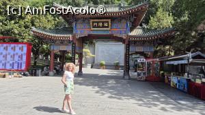 [P24] Am continuat drumul, intrand pe Poarta Kalyang, urcand pe Muntele Lishan, ajungand la constructia in interiorul careia se desfasoara spectacolul imersiv, cu 10 scene, campul de lupta si gloantele zburand pe langa tine, intr-o panorama 360°, a incidentului de la Xi'an.  » foto by geani anto
 - 
<span class="allrVoted glyphicon glyphicon-heart hidden" id="av1502688"></span>
<a class="m-l-10 hidden" id="sv1502688" onclick="voting_Foto_DelVot(,1502688,20766)" role="button">șterge vot <span class="glyphicon glyphicon-remove"></span></a>
<a id="v91502688" class=" c-red"  onclick="voting_Foto_SetVot(1502688)" role="button"><span class="glyphicon glyphicon-heart-empty"></span> <b>LIKE</b> = Votează poza</a> <img class="hidden"  id="f1502688W9" src="/imagini/loader.gif" border="0" /><span class="AjErrMes hidden" id="e1502688ErM"></span>