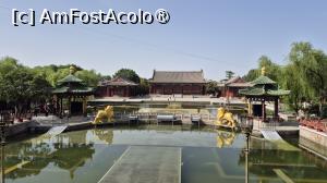 [P49] Cand se lasa noaptea, toate cladirile sunt inconjurate de lumini colorate dinamice, o scena acvatica de aproape 1.000 de metri patrati iese incet din lac, iar cu ajutorul tehnologiei avansate, radiatiile laser, efectele speciale pe calculator, se creeaza scena iubirii dintre imparatul Xuanzong din Tang si concubina Yang, care s-a petrecut aici acum mai bine de o mie de ani. » foto by geani anto
 - 
<span class="allrVoted glyphicon glyphicon-heart hidden" id="av1502712"></span>
<a class="m-l-10 hidden" id="sv1502712" onclick="voting_Foto_DelVot(,1502712,20766)" role="button">șterge vot <span class="glyphicon glyphicon-remove"></span></a>
<a id="v91502712" class=" c-red"  onclick="voting_Foto_SetVot(1502712)" role="button"><span class="glyphicon glyphicon-heart-empty"></span> <b>LIKE</b> = Votează poza</a> <img class="hidden"  id="f1502712W9" src="/imagini/loader.gif" border="0" /><span class="AjErrMes hidden" id="e1502712ErM"></span>